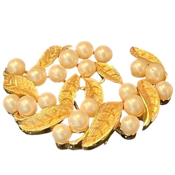 Vintage CROWN TRIFARI Faux Pearl Leaf Brooch Brushed Gold Tone Classic Pin - Picture 2 of 4